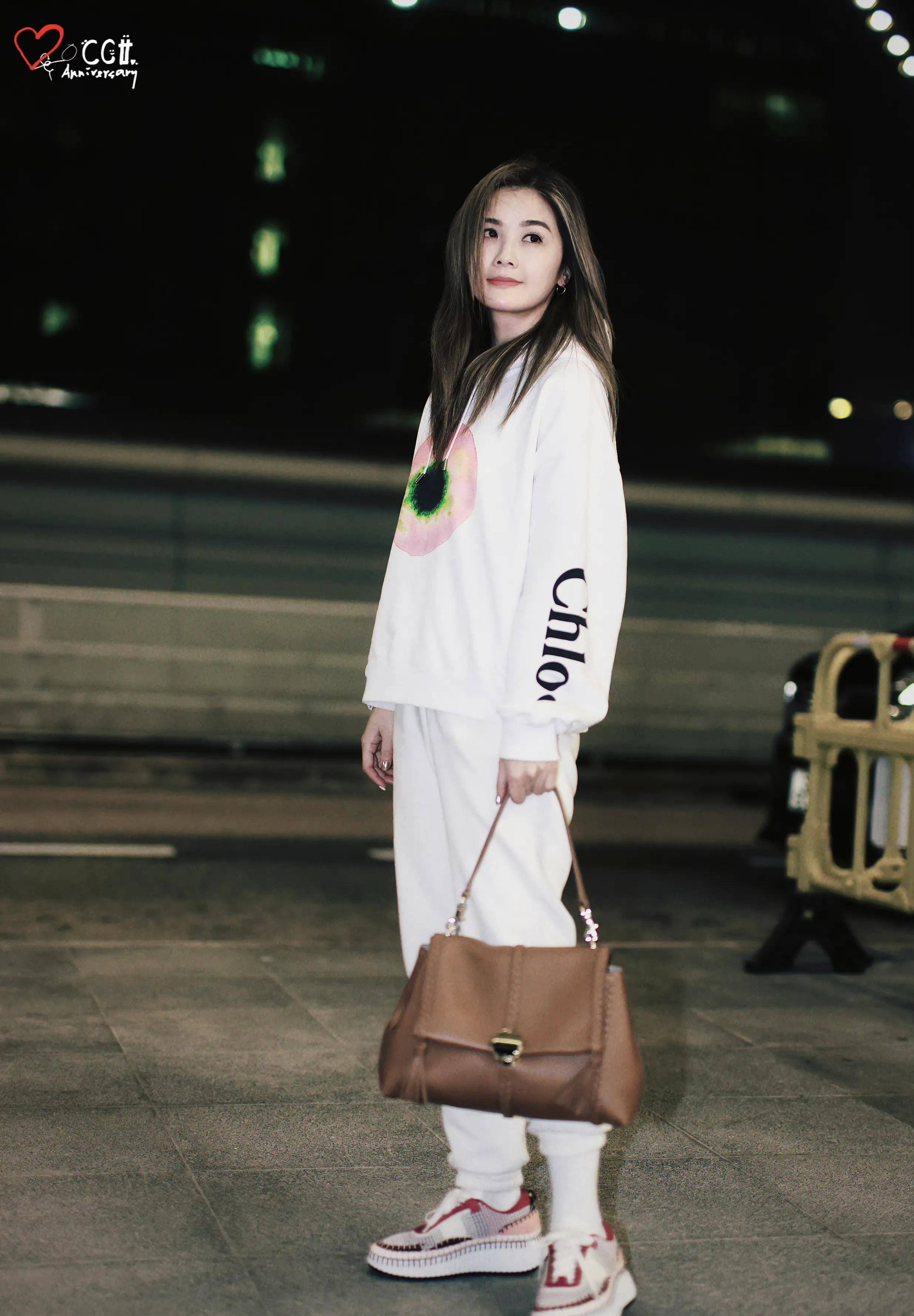 阿sa蔡卓妍现身巴黎时装周,一身白色休闲装,机场照很醒目_阿娇_玫瑰