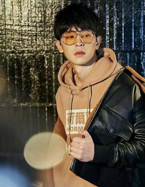 邓伦新剧今年有望播出,街拍在机场走路时抿唇嘟嘴,真是太可爱了_不