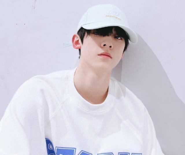 今年是个16岁的小帅哥,左航▽究竟是怎么做到在2年内就一整个气质大变