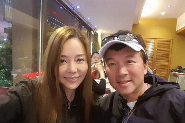 狄莺儿子获释返台,狄莺情绪异常激动,儿子的反应却是满脸淡然_孙安佐