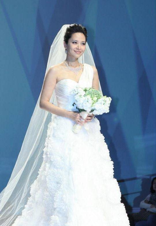 港姐郭羡妮:"倒贴"3套房下嫁河南农村,婚后被丈夫宠成宝_因为_母亲