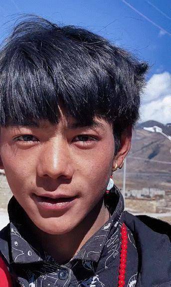 当时的丁真,走在去村口买方便面的路上.