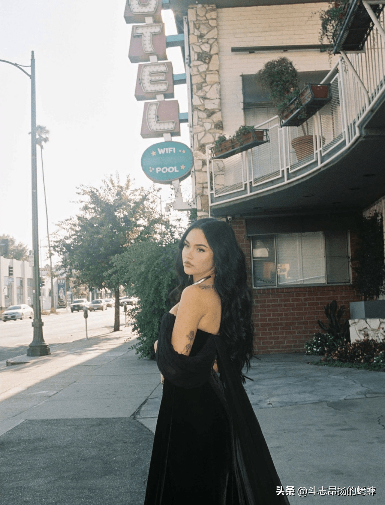 maggie lindemann (玛吉·林德曼)撩人的表情敲打你的心_身材_时尚