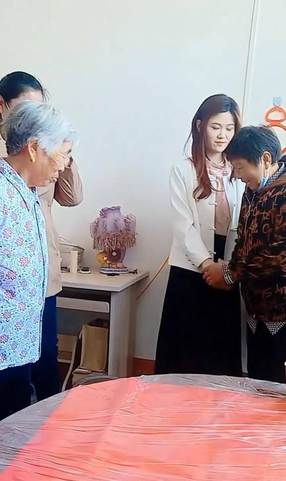 大衣嫂和新儿媳,新亲家同框,新儿媳表情冷淡,亲家母撞脸闫学晶_交流