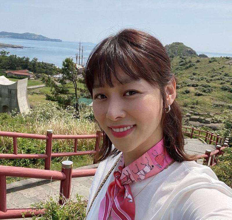 在拍摄电影《当春天来到》时,在朋友介绍下认识bof经纪公司理事魏承喆