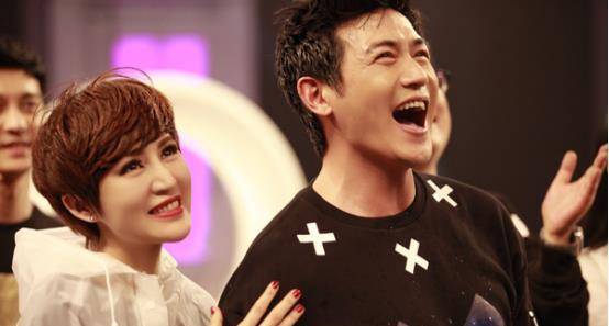 陆毅在1999年凭借着海岩剧《永不瞑目》成名,而在成名之后他的戏约也