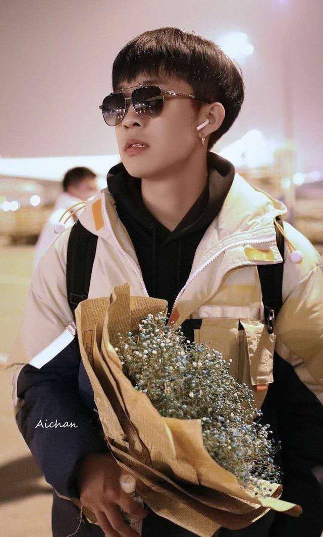 高栾二人了,高峰的艺术造诣充足,资历辈分充足,更是德云社的总教习,栾