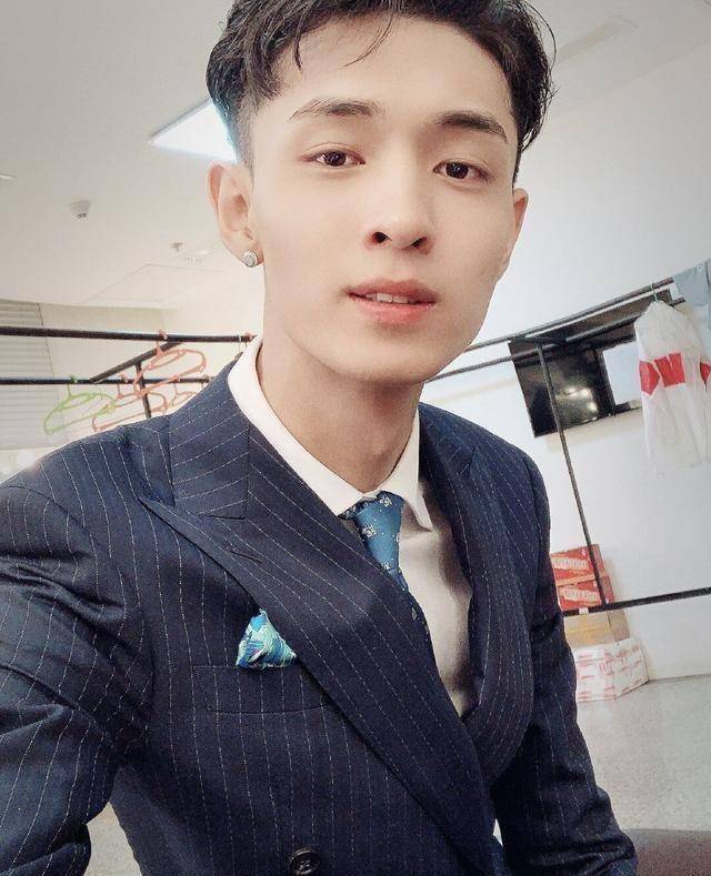 德云社老秦"秦霄贤"的穿搭风格与众不同却帅气迷人,来看一下吧_大褂