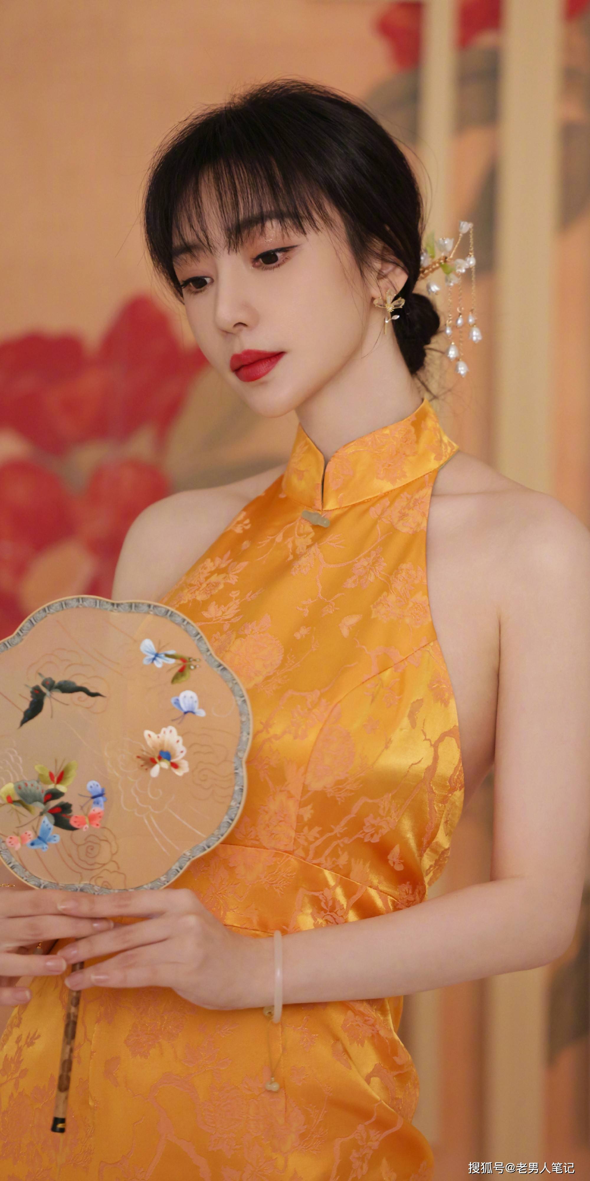 今天为大家分享80后内娱女艺人柳岩姐姐的一组新鲜美照,艳丽的旗袍