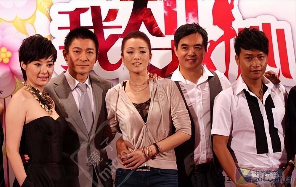 朱珠一家三口被偶遇,逛颐和园老公全程抱娃,朱珠身形臃肿引争议_照片