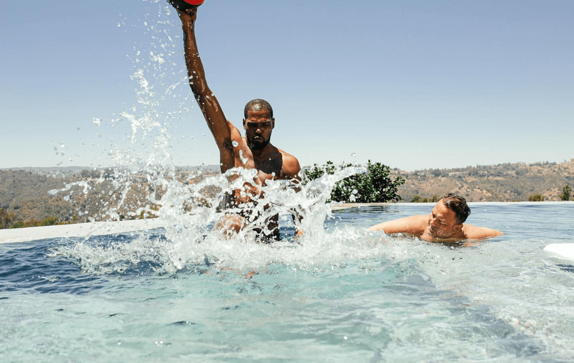 詹姆斯粉红少女心,一人2米59臂展潜泳似水怪_身高_法尔_泳池