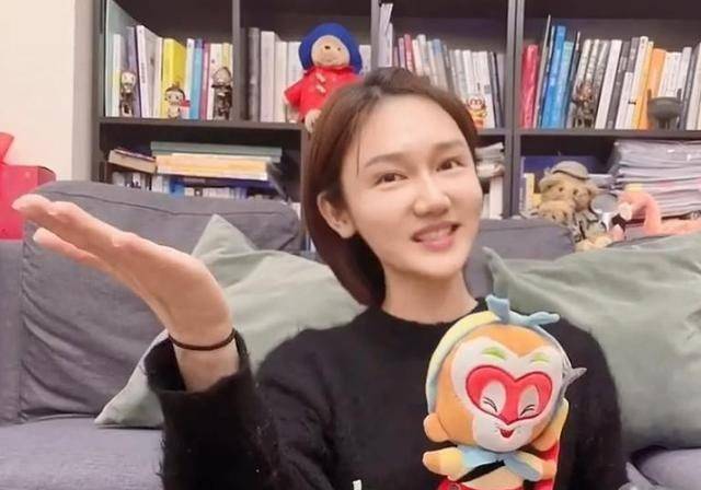 电视主持人龙洋自曝素颜,真美女颜值能打没短板,气质媲美女明星_龙阳