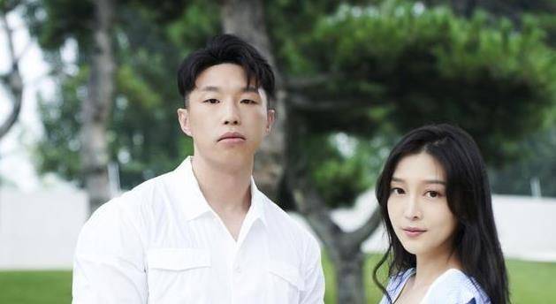 德云社烧饼晒与妻子合照,全家聚餐给老婆庆生,两人颜值差距大_丈夫
