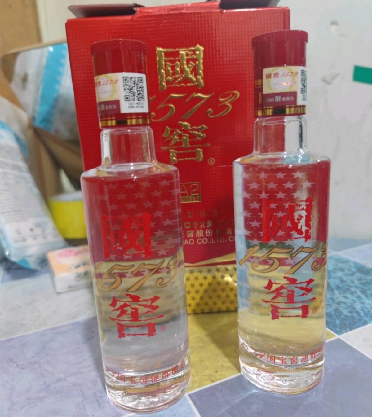 2女婿探望老丈人,大女婿拿2瓶国窖1573,二女婿送1箱裸瓶酒,结果很意外