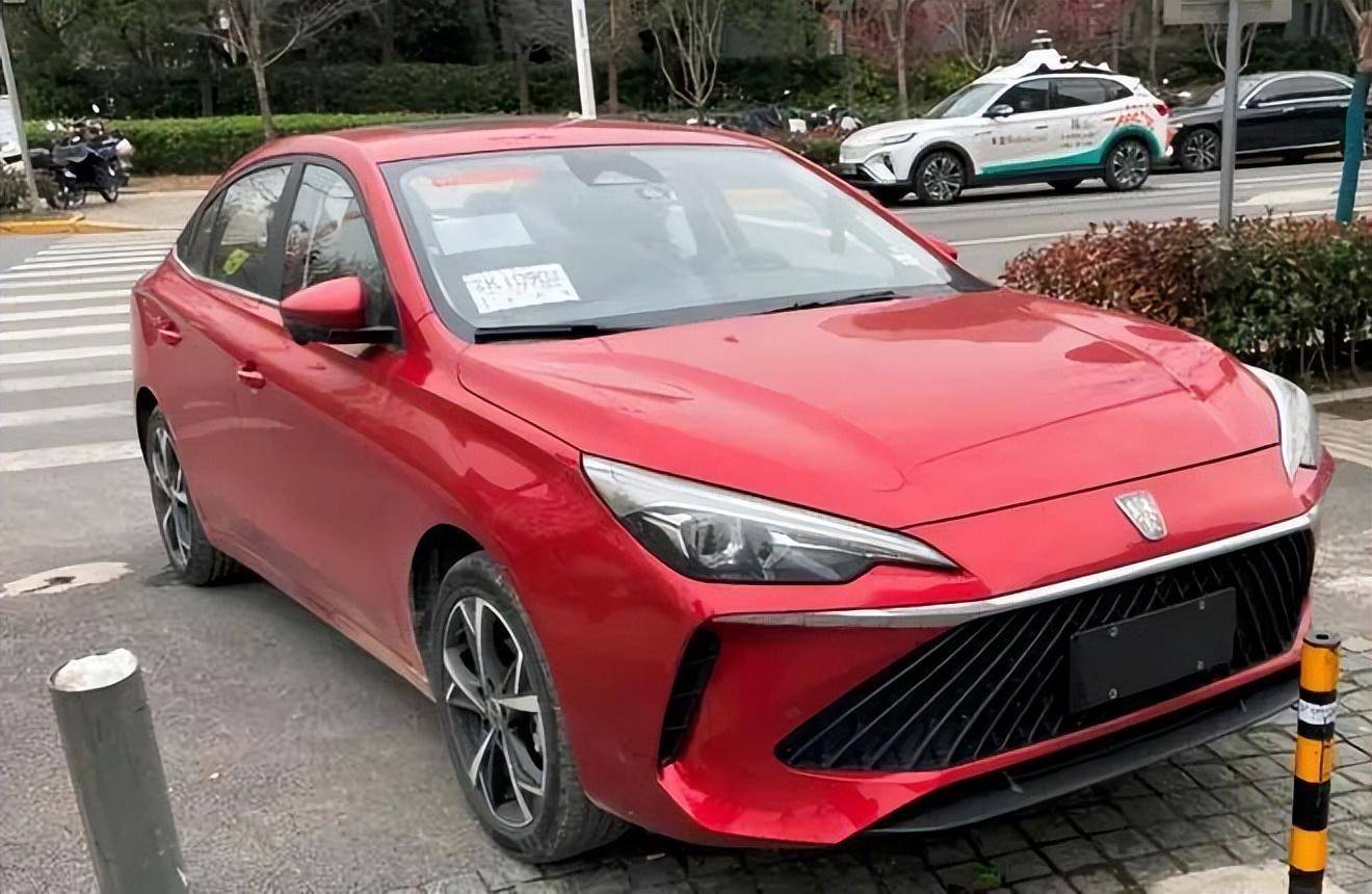 新车外观近日,网上曝光了一组新款荣威i5的路试谍照,新车此前已在