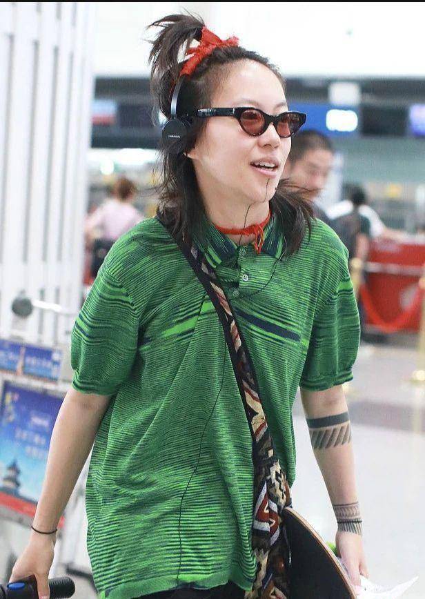 窦靖童头发终于长长了,扎仨小辫少女感十足,王菲的基因真好!