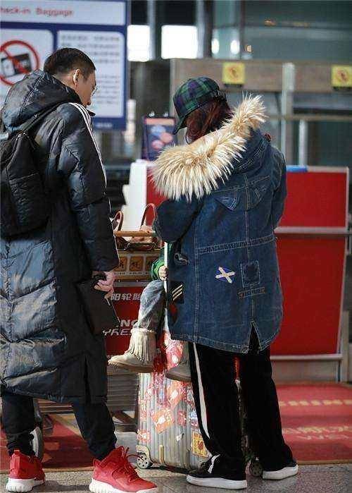 凤凰传奇玲花一家三口现身机场,女儿都这么大了,老公看起来很帅_曾毅