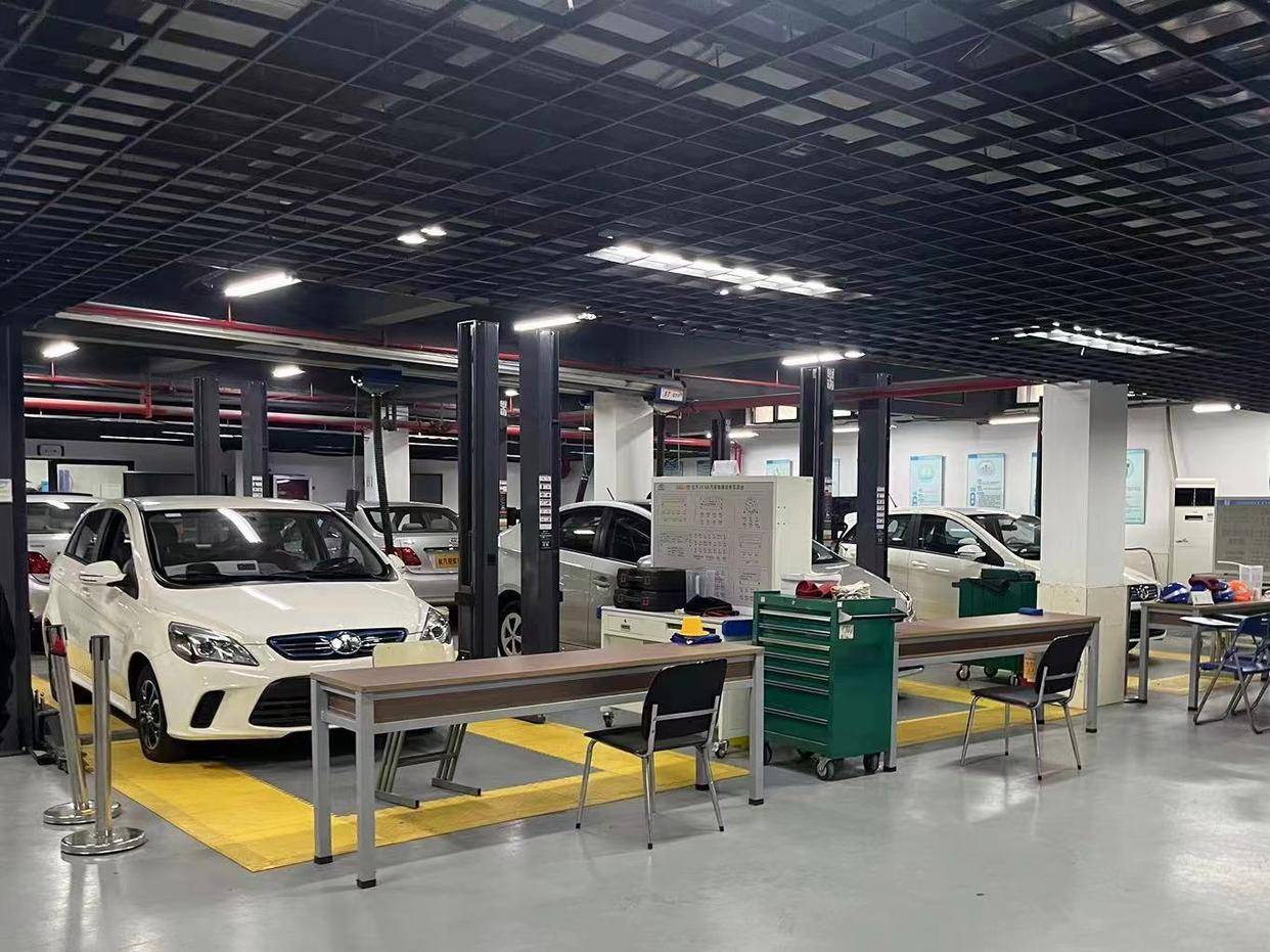 新能车维公司与杭州汽车技工学校达成新能源战略合作