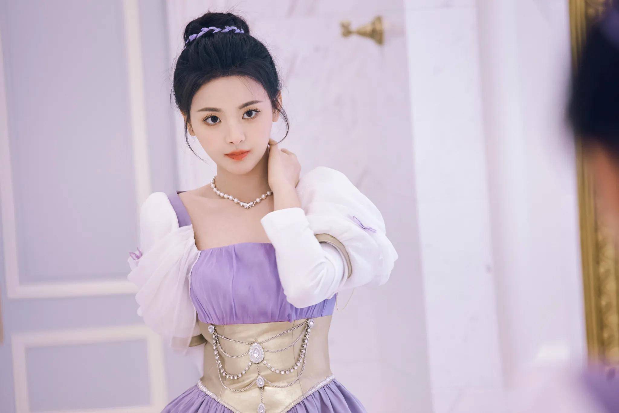 杨超越时尚界新贵,紫色裙配丸子头,穿出公主气质,展现美神降临_形象