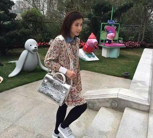 成为香港女首富之后,甘比不仅悄悄地变了脸,从丑小鸭蜕变得漂亮许多