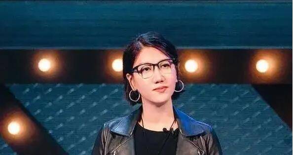 凤凰卫视美女记者不专业,如果换易立竞采访郭德纲,画面太美_相声_田川