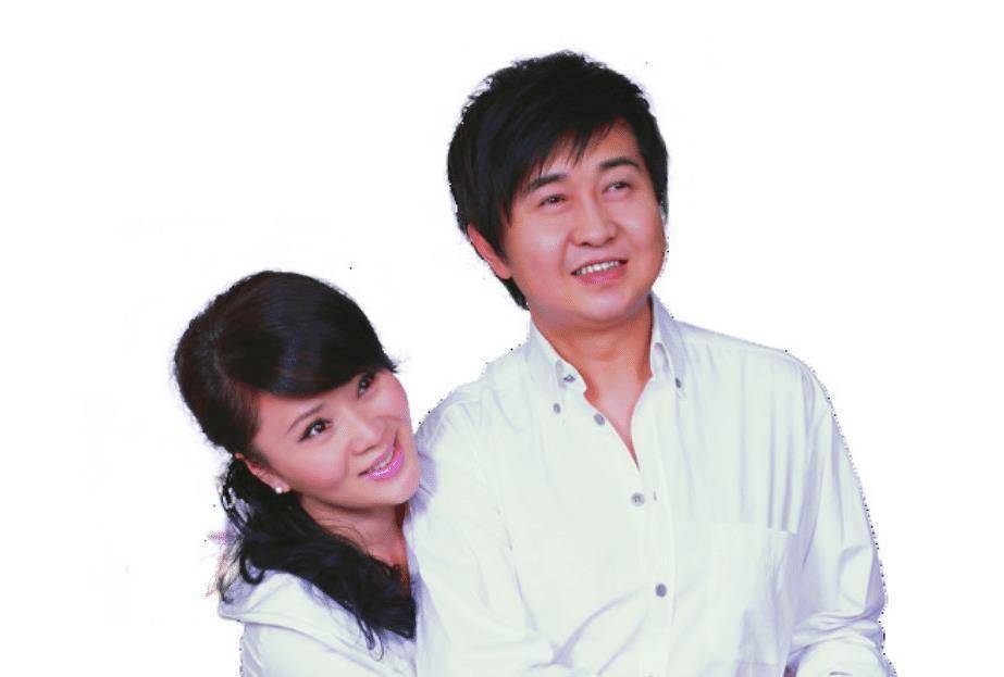 付笛声晒与妻商演视频,妻子红裙反复穿几年,模范夫妻也会不耐烦_任静