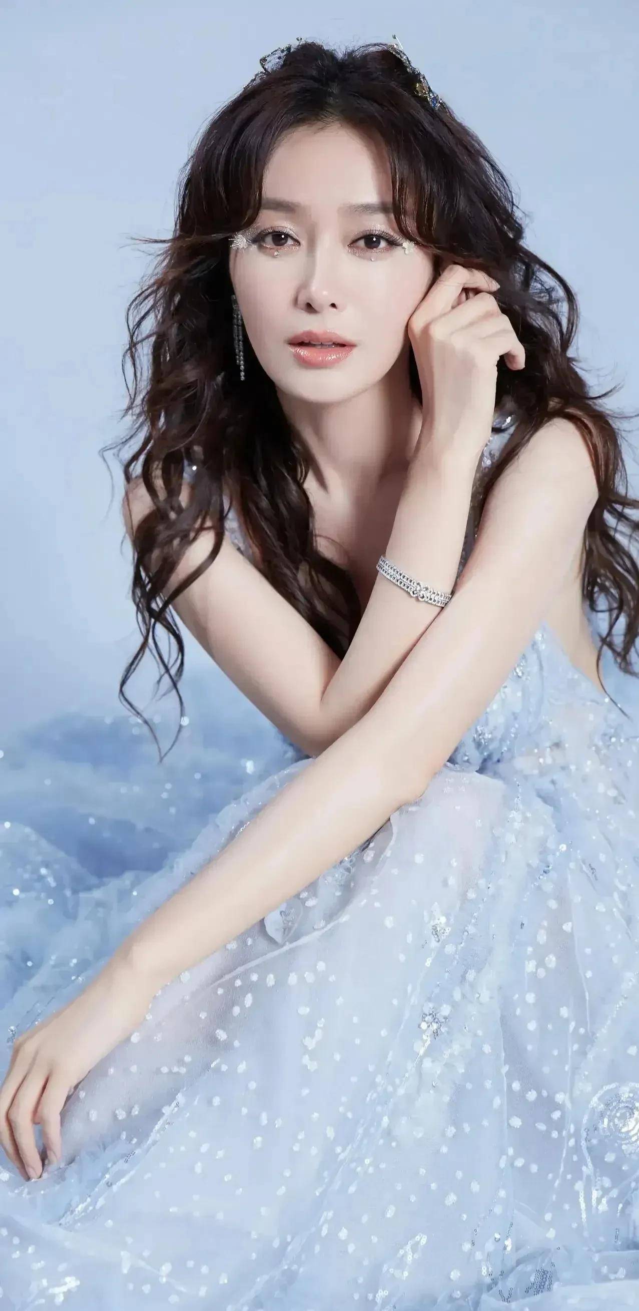 40岁的秦岚,明媚优雅又可爱_生活_眼睛_饰物