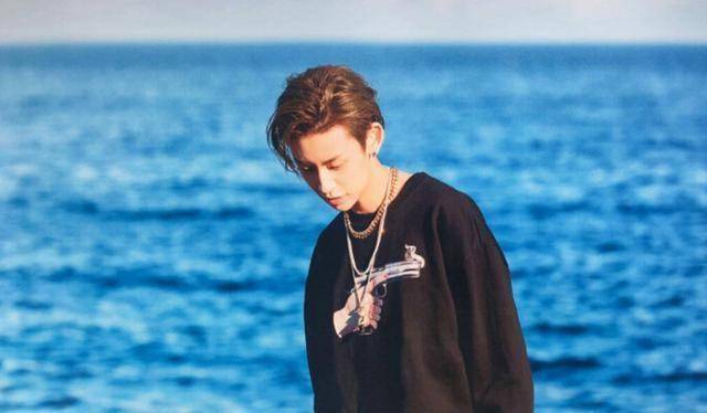 范丞丞小鬼爆笑"正骨"体验,表情逐渐失控,艺能感值得夸奖_身体_偶像