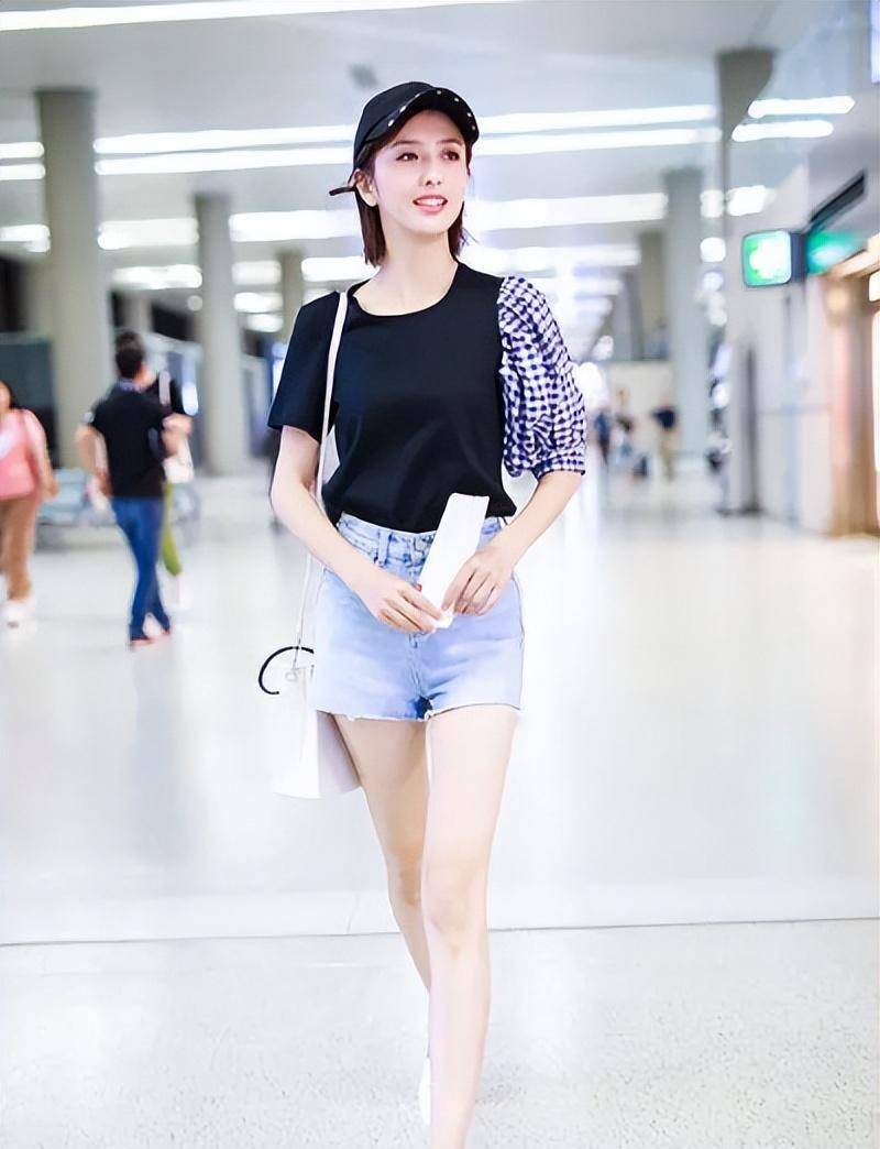 "一刀切"6cm牛仔裤,佟丽娅迷人姿态,网友:爱了_短裤_女生_魅力