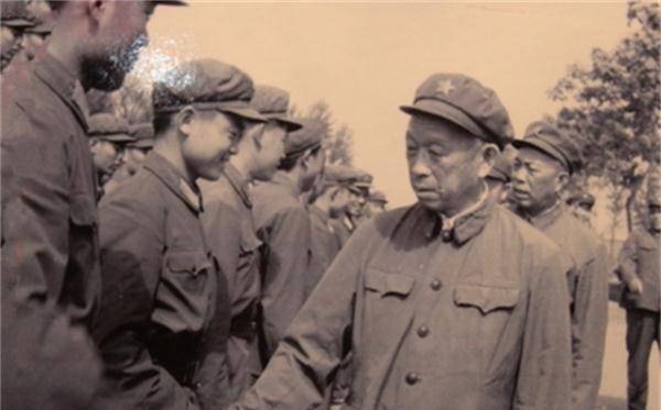 这三位将领曾当过大军区司令员，离休前都到这个大军区单位任副职