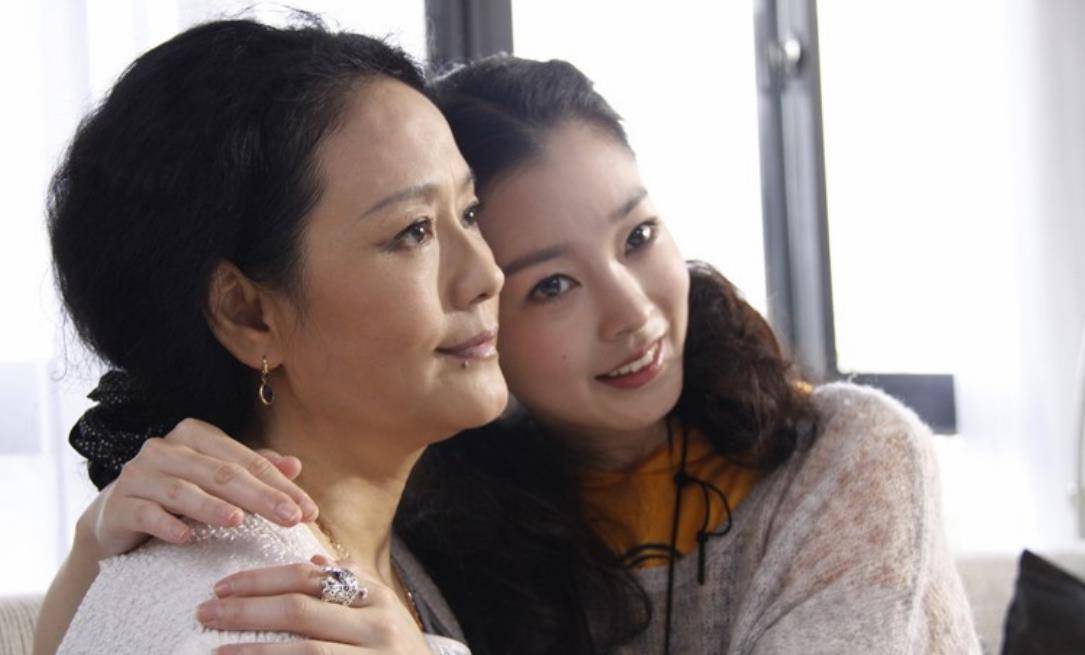 廖学秋:4岁父母双亡,婚姻失败,遭乐嘉强吻,如今69岁仍单身_母亲_角色