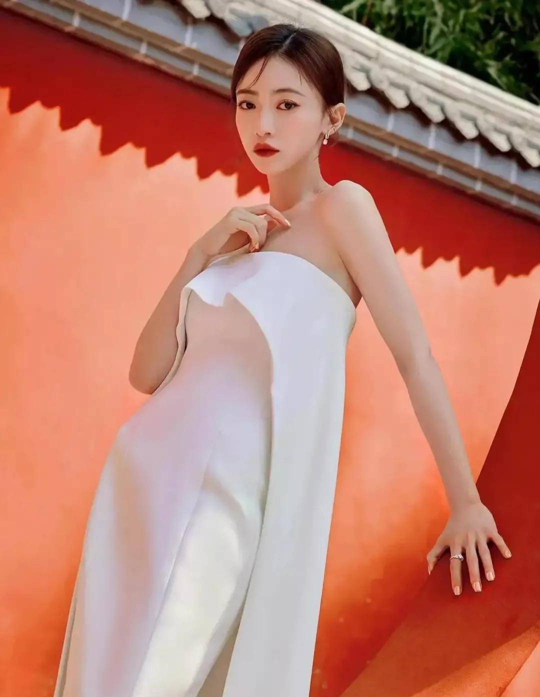 吴谨言一身黑色吊带装尽显清纯欲,齐肩长发妩媚动人,身材恰到好处