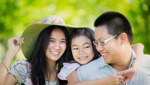 父女"40年"在同一地点合影,记录成长,可父亲的现状令人心疼_生活_父母