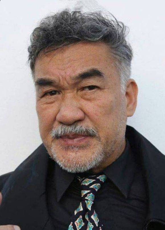 随后,他主演了1979年的警匪电影《睡拳怪招》,通过这几部作品的积累