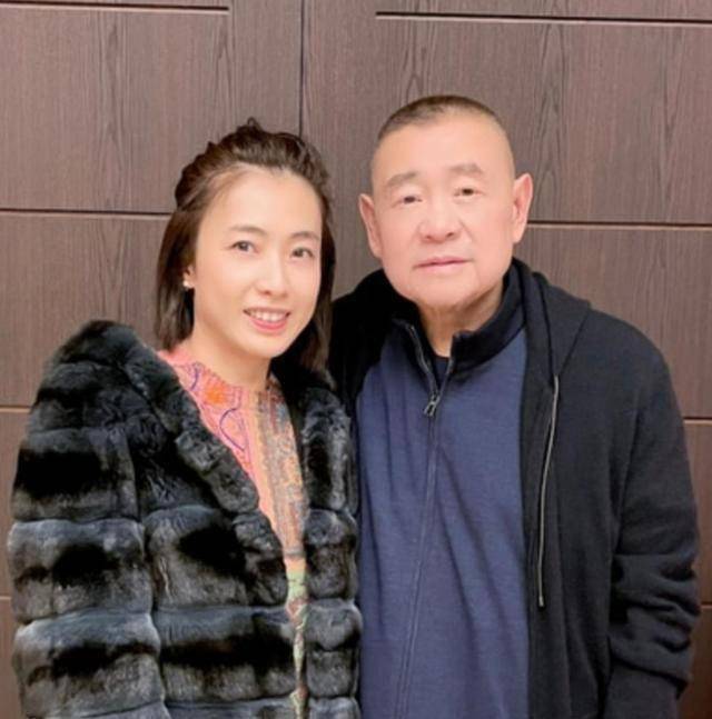 甘比42岁生日仨子女相伴,长女做蛋糕次女弹琴,蛋糕鲜花摆满房间_性格