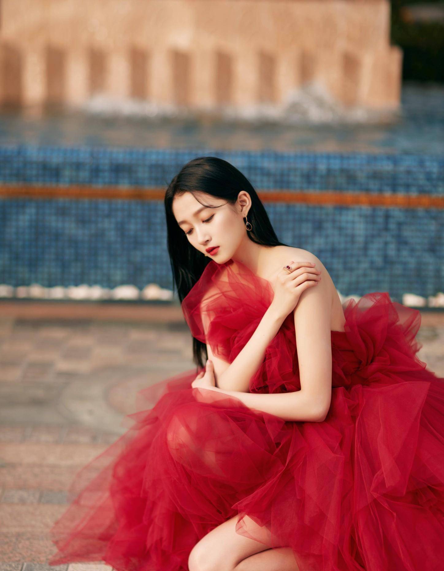 关晓彤:唯美迷人写真,这颜值太美了,春风十里不及你的美!_时尚