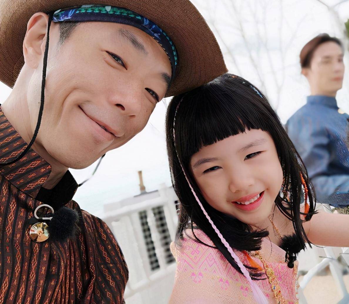 有种"完美"叫朱茵女儿,没有遗传到妈妈的美貌,性格却灿烂阳光_孩子