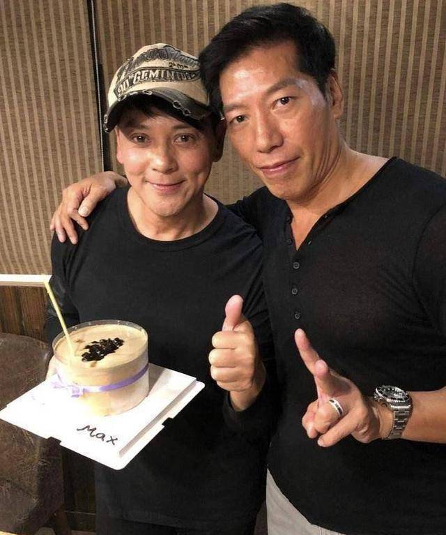 今低调为贫困山区派钱做慈善_张耀扬_陈小春_网友