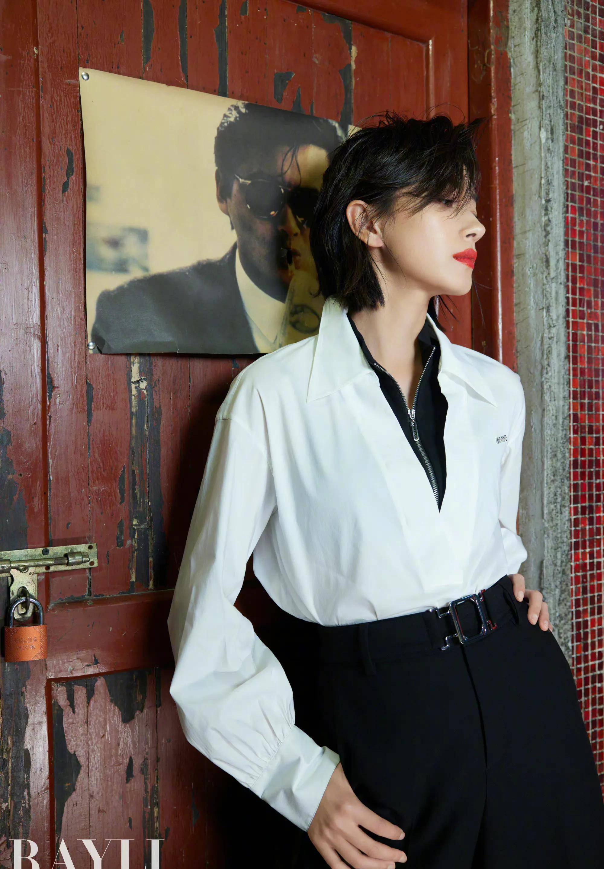 万茜老复古长沙片帅气又飒,红唇短发,v领长裙可爱惹人讨厌_万茜登_很