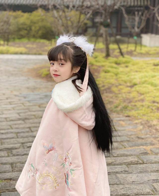 还记得《放开我北鼻》的哈琳吗?她和易烊千玺拍戏了?