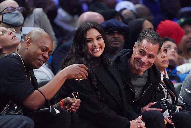 穿一身黑色尽显富态,乔丹暖心拥抱太温馨_瓦妮莎_造型_身材