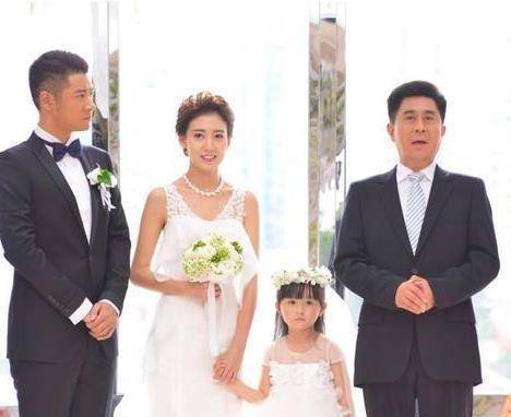 高露女儿很有型,拍照托腮发型三七分,儿子打领结却对镜大喊_孩子_女