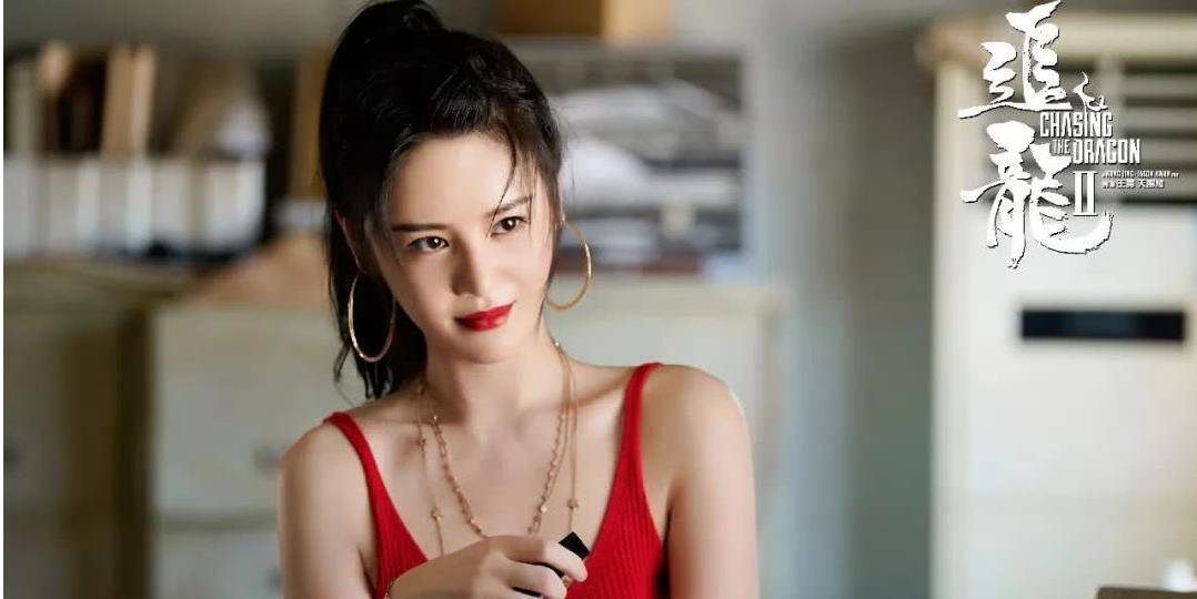 王晶新宠邱意浓,露背装亮眼被称为人间宠儿,完美身材让人羡慕_明星