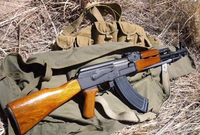 其余的内部构造,布局,设计都与ak47一模一样,护木部分,枪托部分和握把