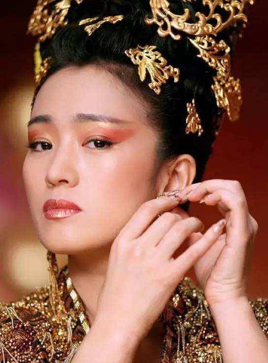 巩俐《夺冠》中大获成功,翻开简史,终于知道海信选择她的原因了_角色