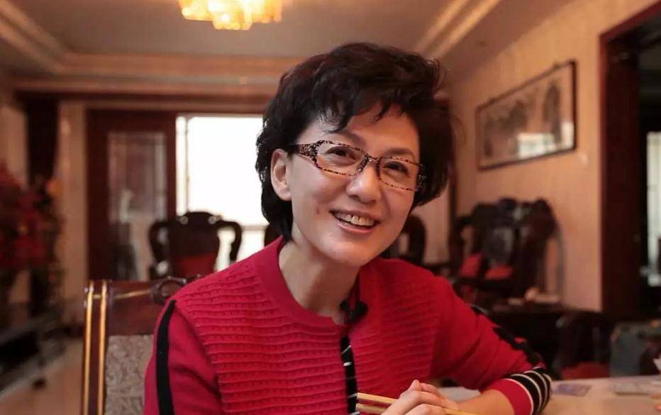 主持人海霞:入行32年0失误,缺席《电视》5个月,她去哪了?