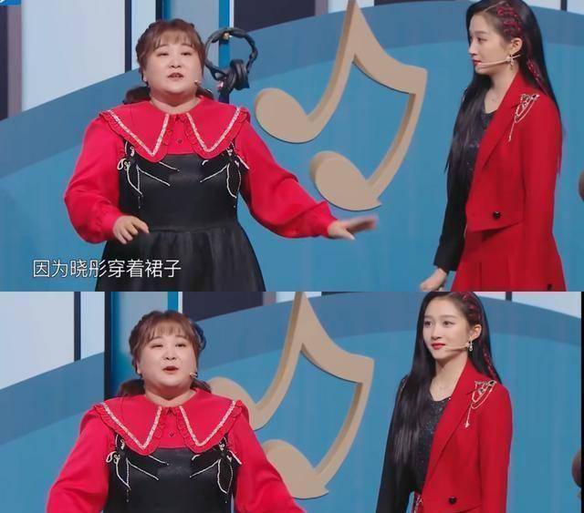 关晓彤穿短裙跪下险走光,贾玲机智救场,缓解女性职场尴尬_表演_沈腾
