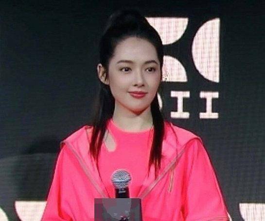 郭碧婷产后首次复出的状态而从郭碧婷这身粉色系加上高马尾的造型来看