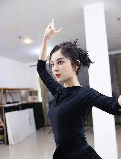 古力娜扎跳古典舞旧照曝光,穿纱裙扎马尾,舞姿曼妙赏心悦目_舞蹈_照片