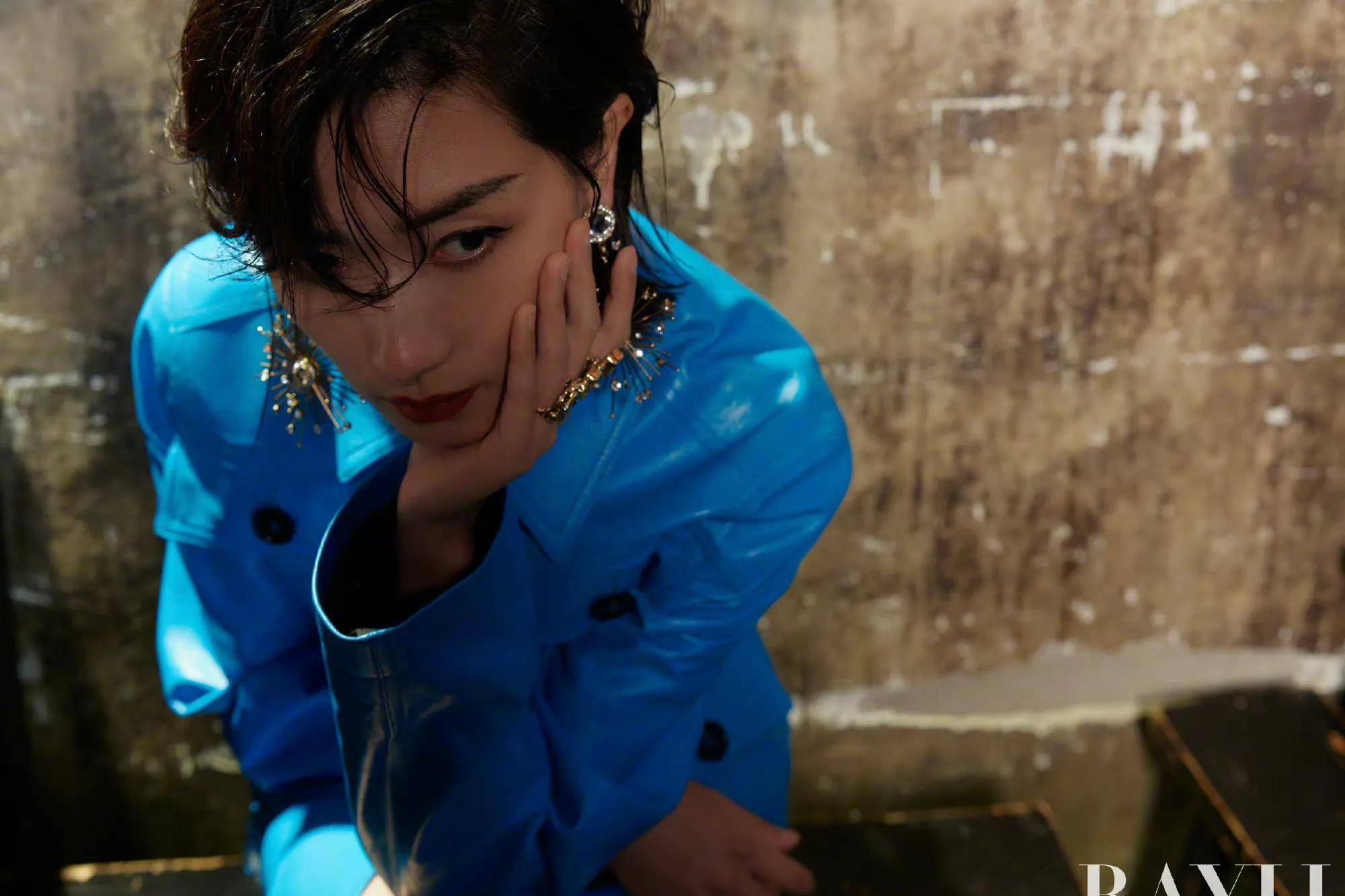 万茜老复古长沙片帅气又飒,红唇短发,v领长裙可爱惹人讨厌_万茜登_很